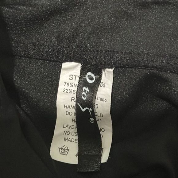 High-Waisted Black Tummy Control Leggings With Hook Closure & Side Pockets - Picture 3 of 8